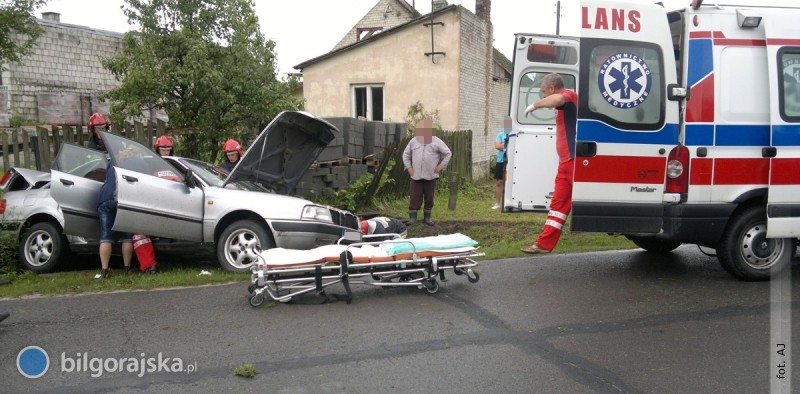 Nastolatka dachowa�a do rowu